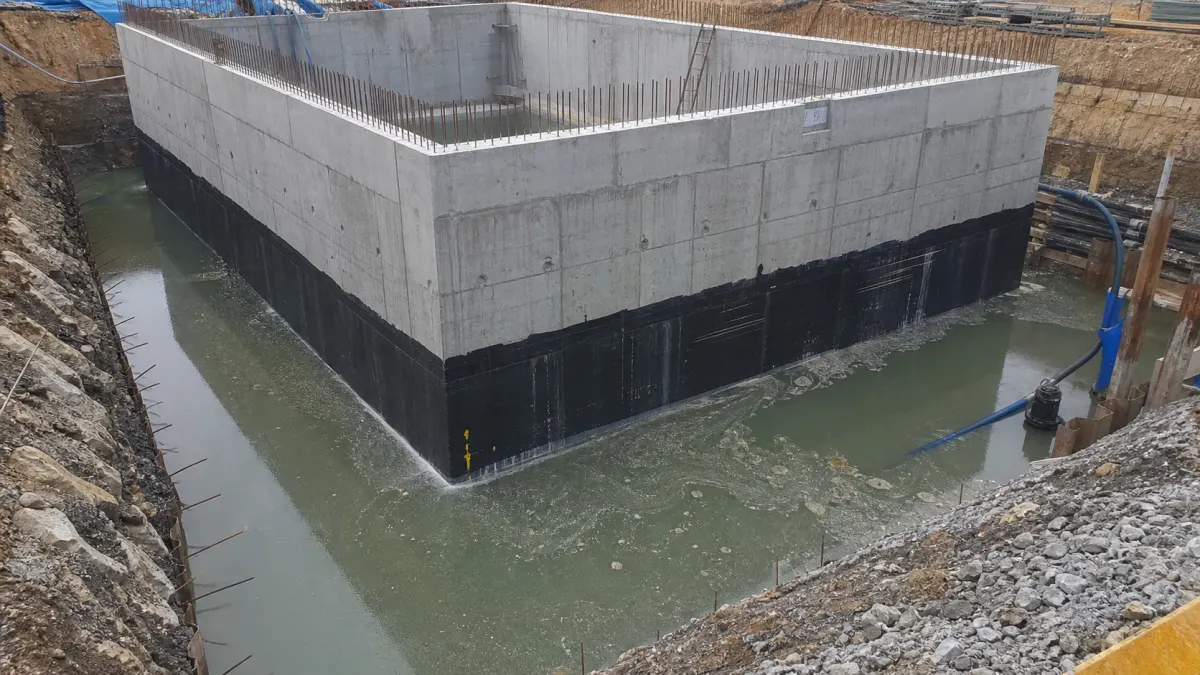 Подземная бетонная конструкция в котловане с высоким уровнем воды и водоотливом