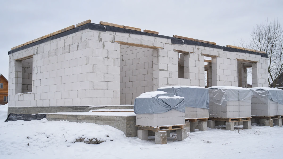 Кладка из газобетона на зимней паузе с укрытым верхом стен и защищенными блоками