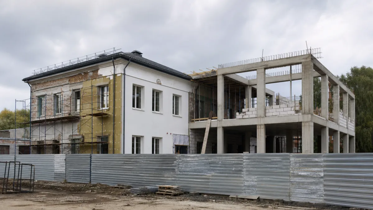 Ремонт существующего здания и строительство новой пристройки